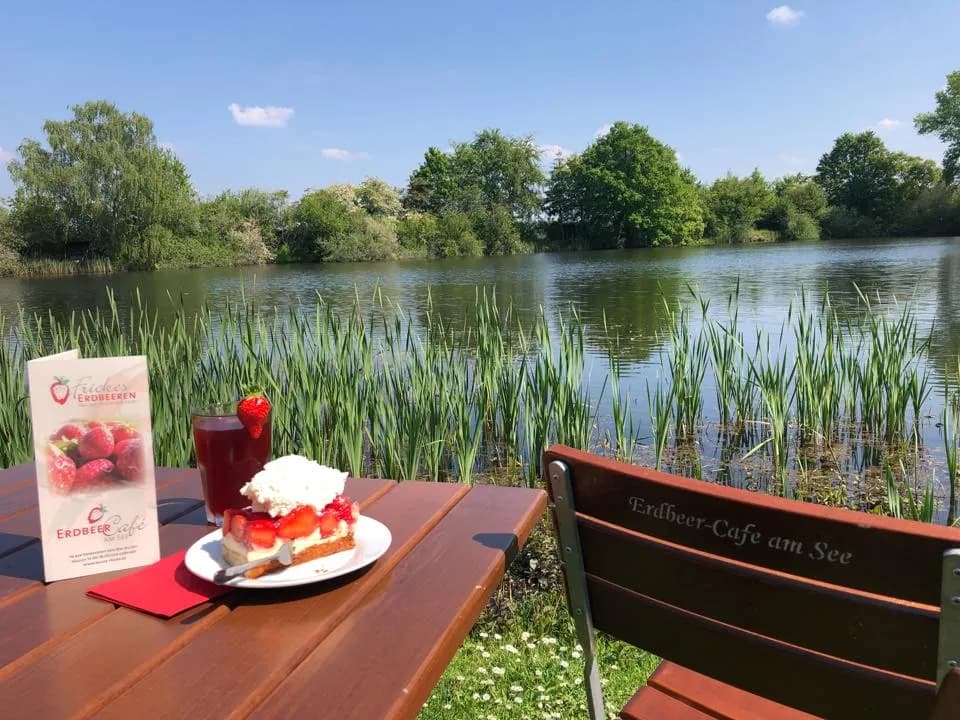 Unser idyllisches Erdbeer-Café am See