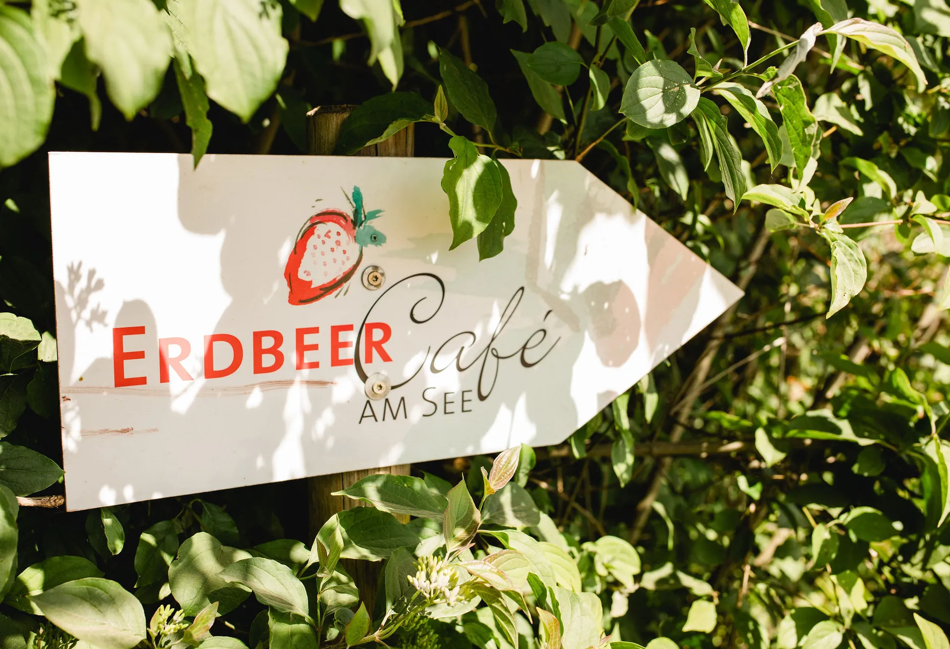 Schild zum Café Eingang